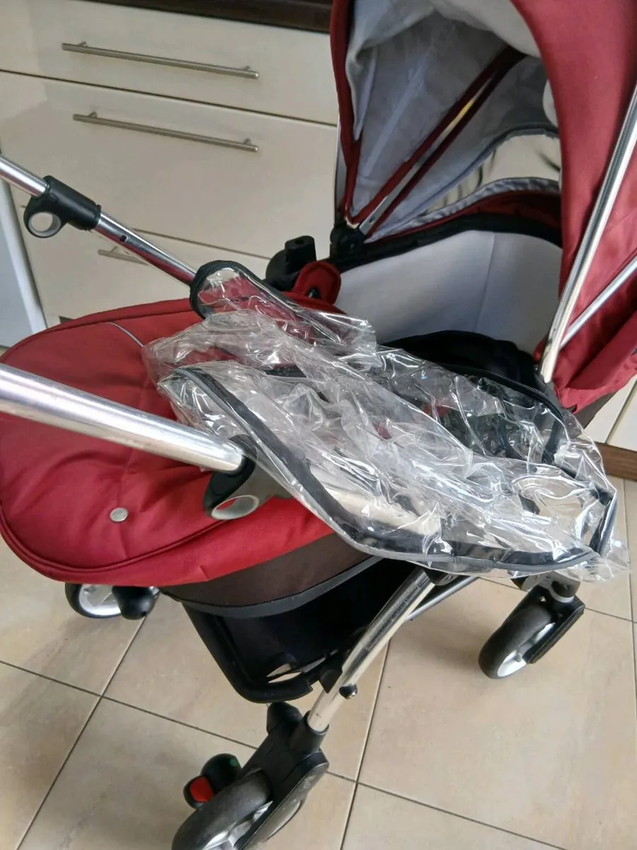 SILVER CROSS BABYS PRAM WITH RAIN COVERS - Image 1
