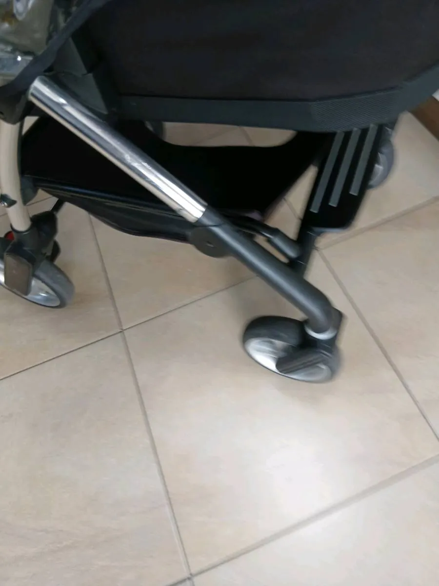 SILVER CROSS BABYS PRAM WITH RAIN COVERS - Image 2