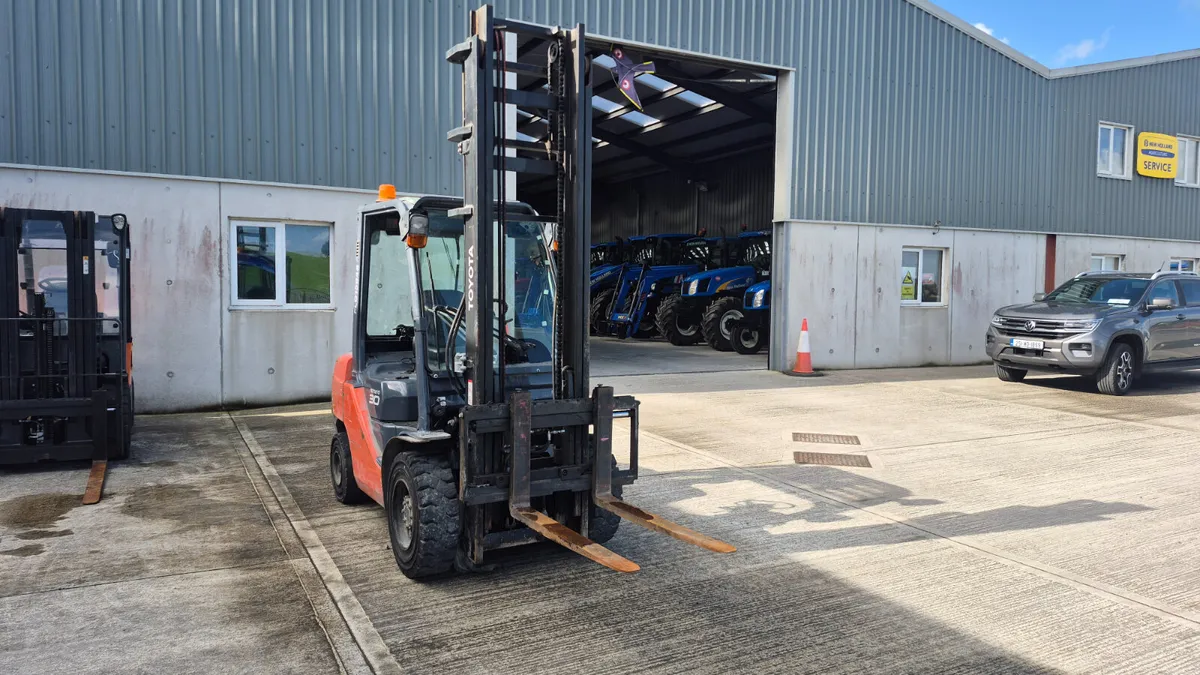 Toyota forklift - Image 2
