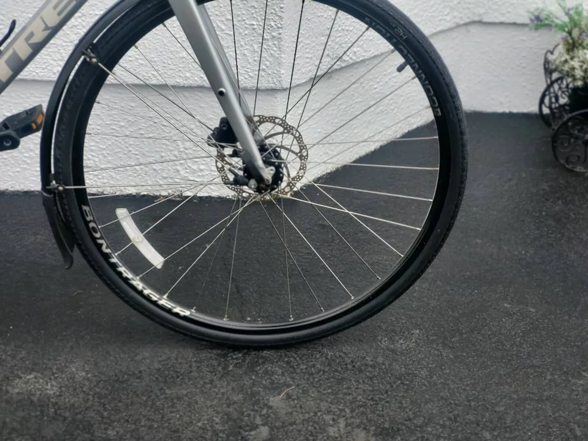 LADIES TREK FX2 OIL DISC BRAKE HYBRID..NO OFFERS - Image 2
