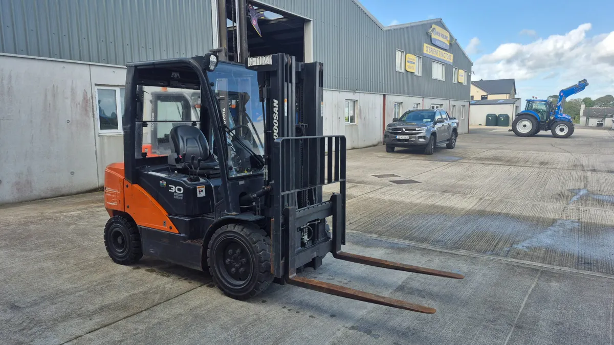 Doosan forklift - Image 1
