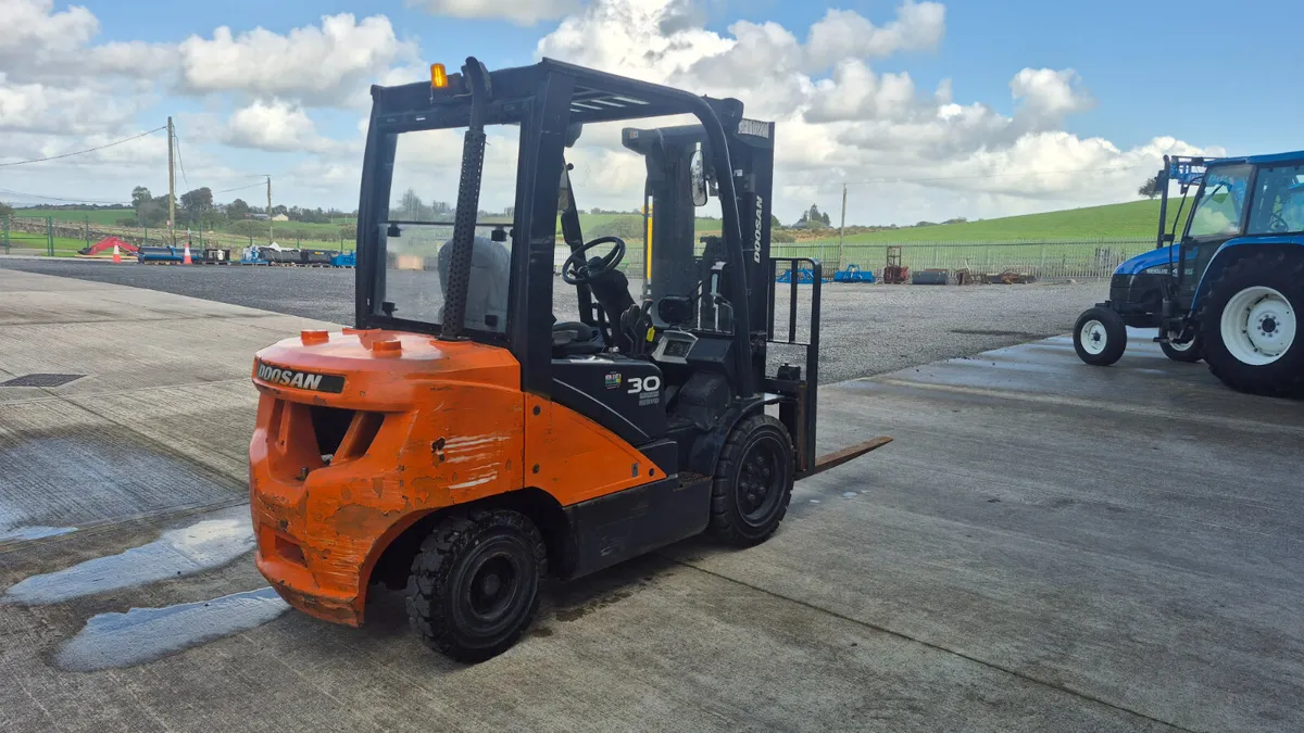 Doosan forklift - Image 2