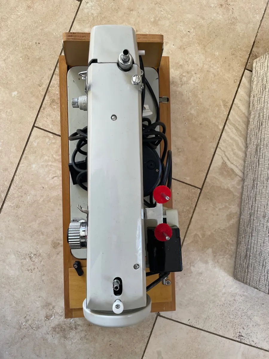 Novum sewing machine - Image 1