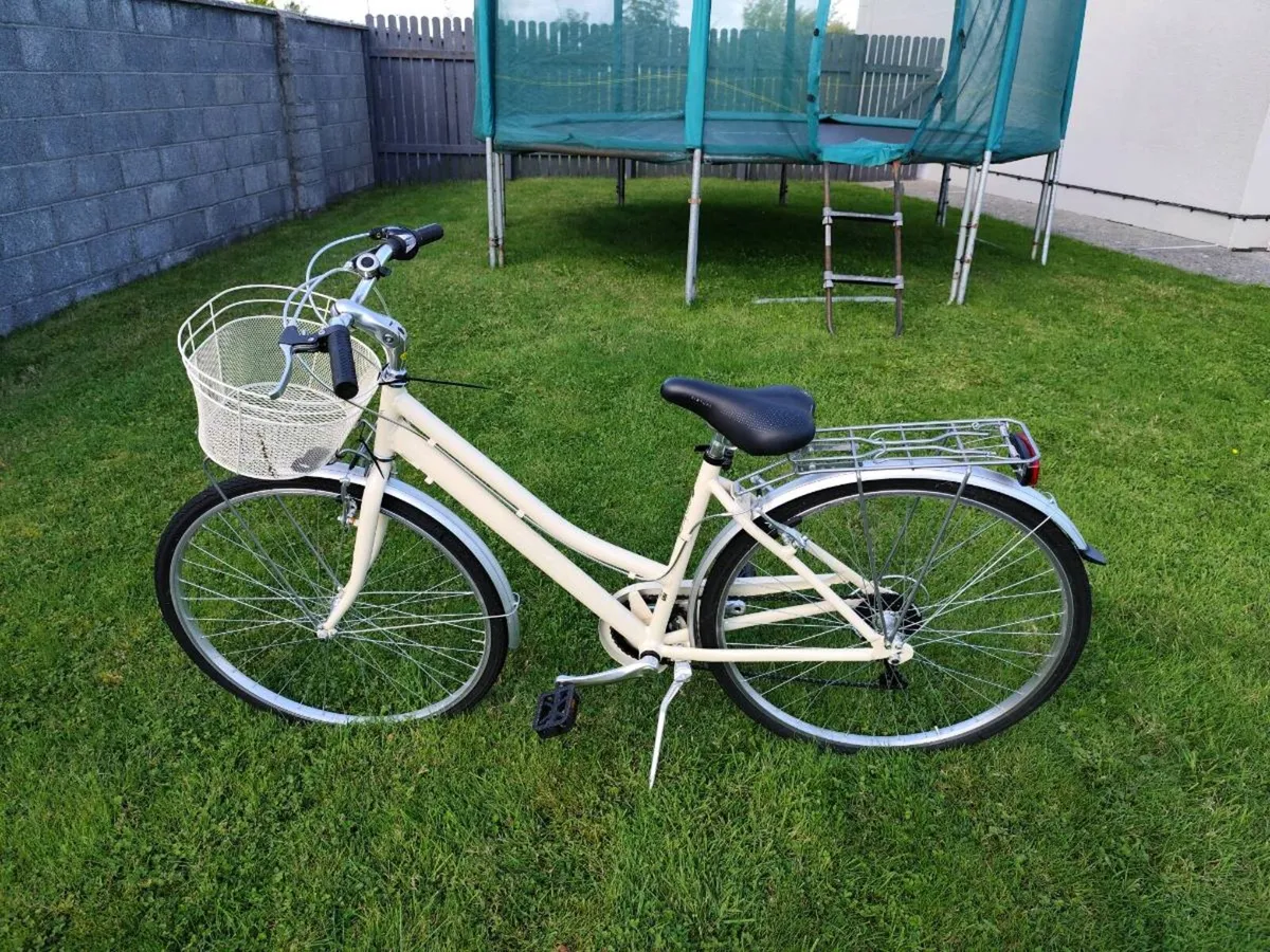 His and hers bikes - Image 4