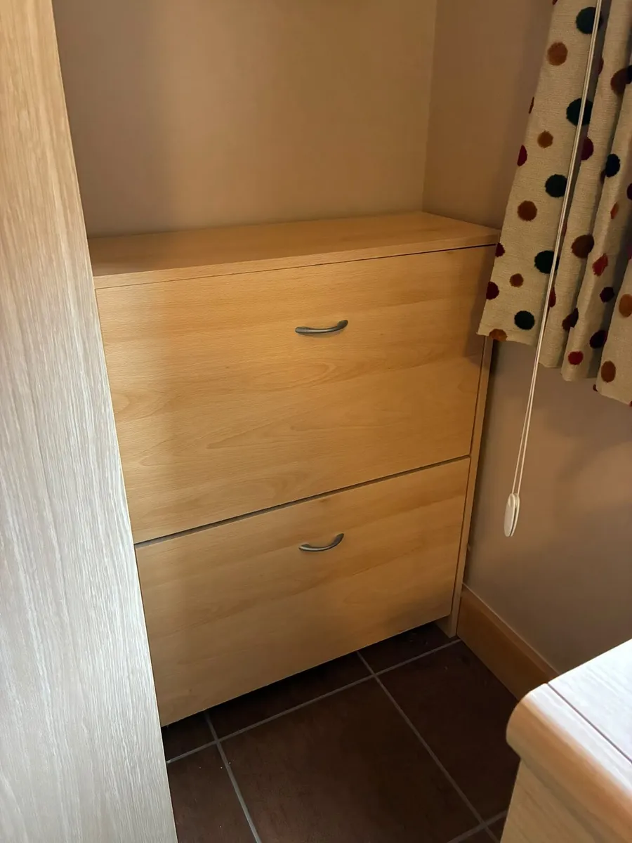 Show cupboard - Image 1