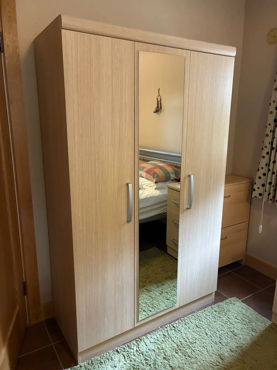 Bedroom furniture set - Image 1