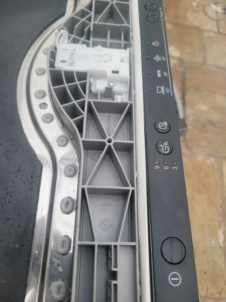 Bosch 60cm integrated dishwasher - Image 2