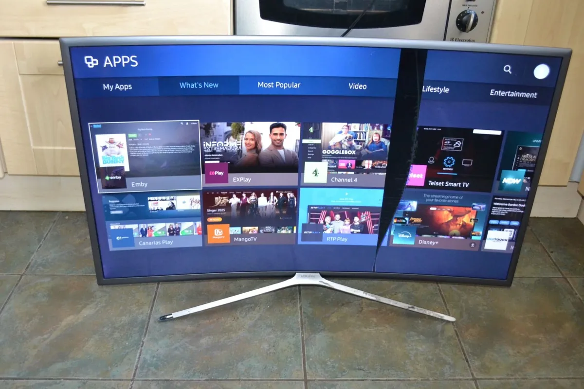 Samsung 40 - inch Smart  Curved TV with issue - Image 1