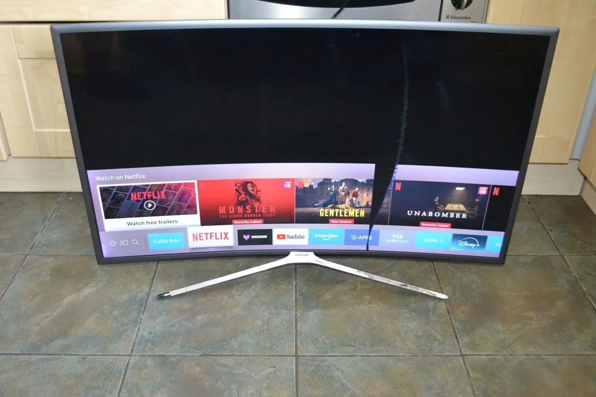 Samsung 40 - inch Smart  Curved TV with issue - Image 2