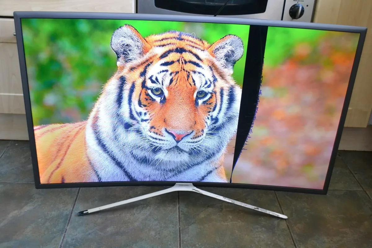 Samsung 40 - inch Smart  Curved TV with issue - Image 3