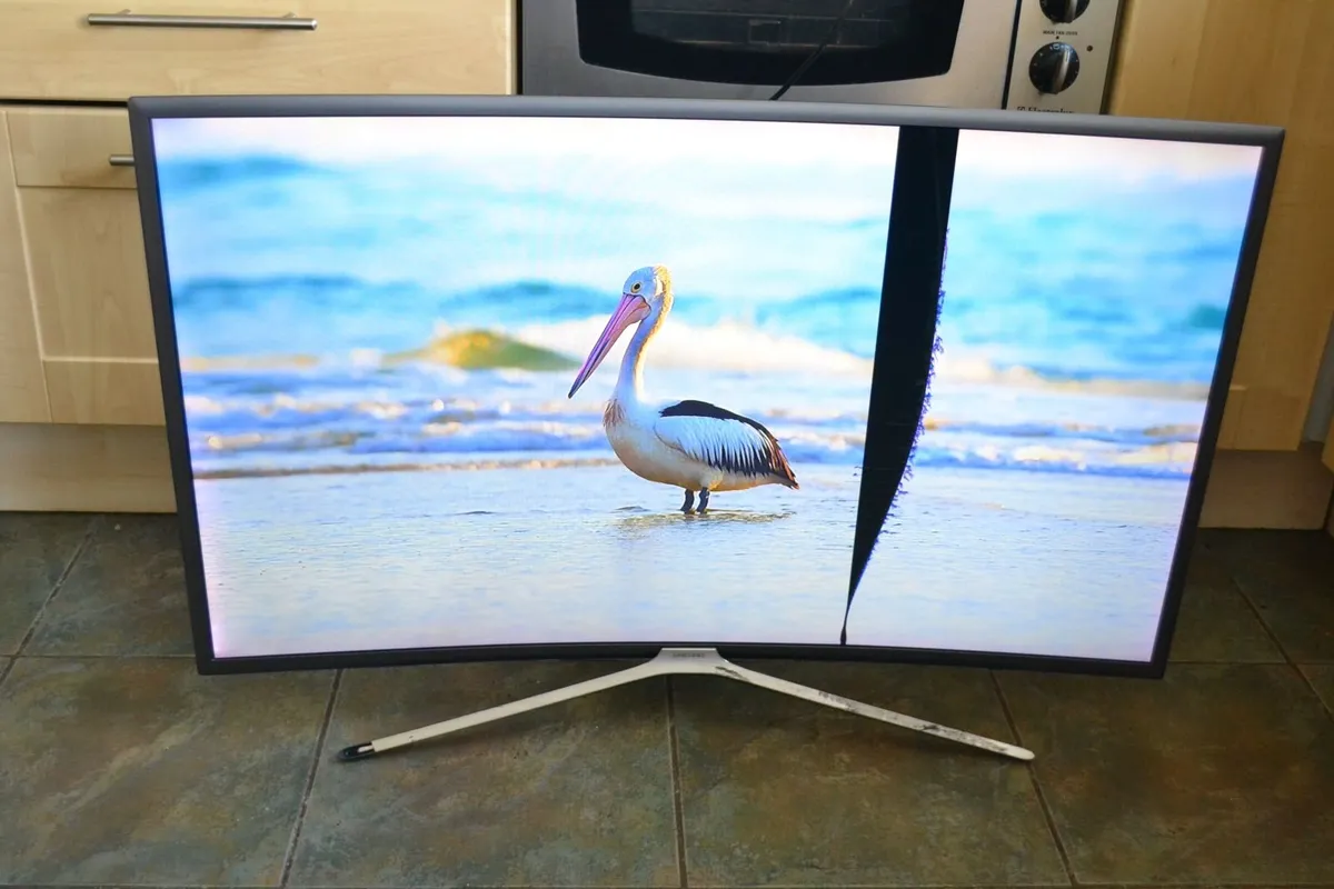 Samsung 40 - inch Smart  Curved TV with issue - Image 4