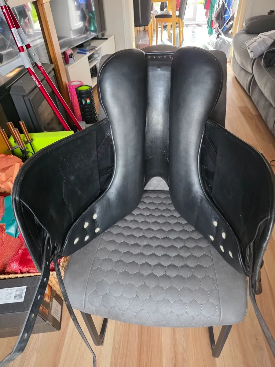 17.5" Albion Fabrento medium gullet saddle - Image 4