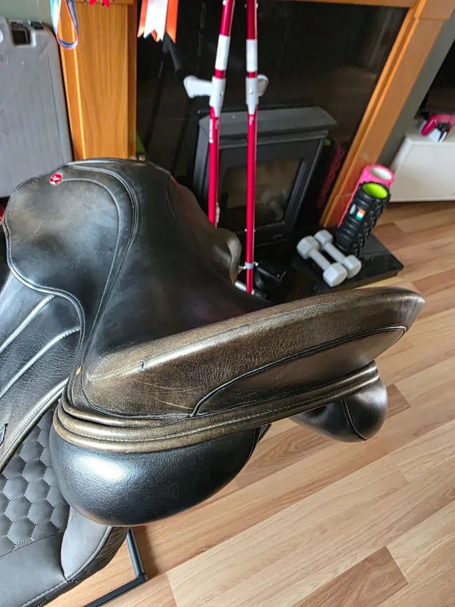 17.5" Albion Fabrento medium gullet saddle - Image 1