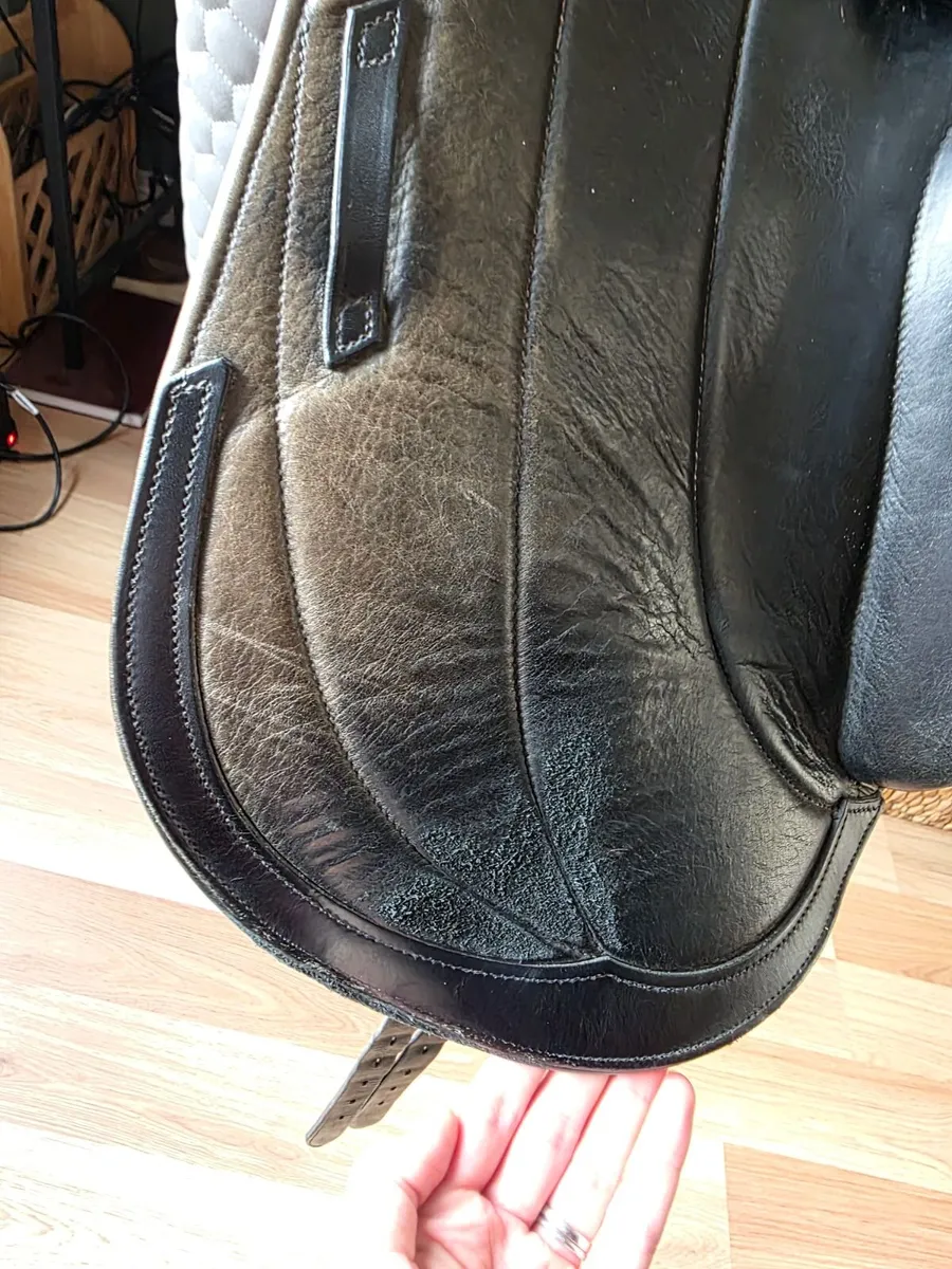 17.5" Albion Fabrento medium gullet saddle - Image 2
