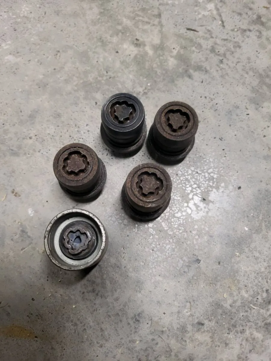 Toyota lock nut set - Image 1
