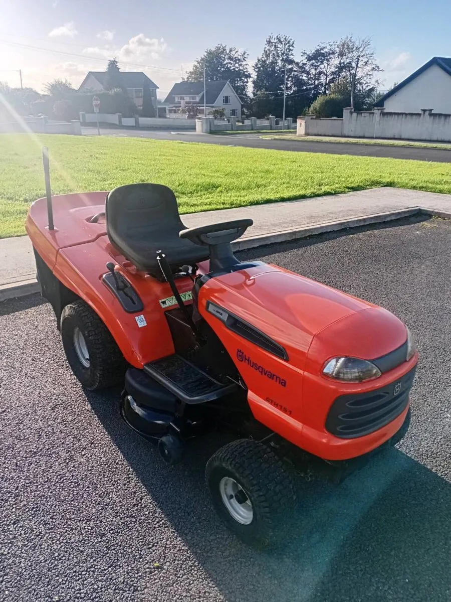 Ride on lawnmower - Image 1