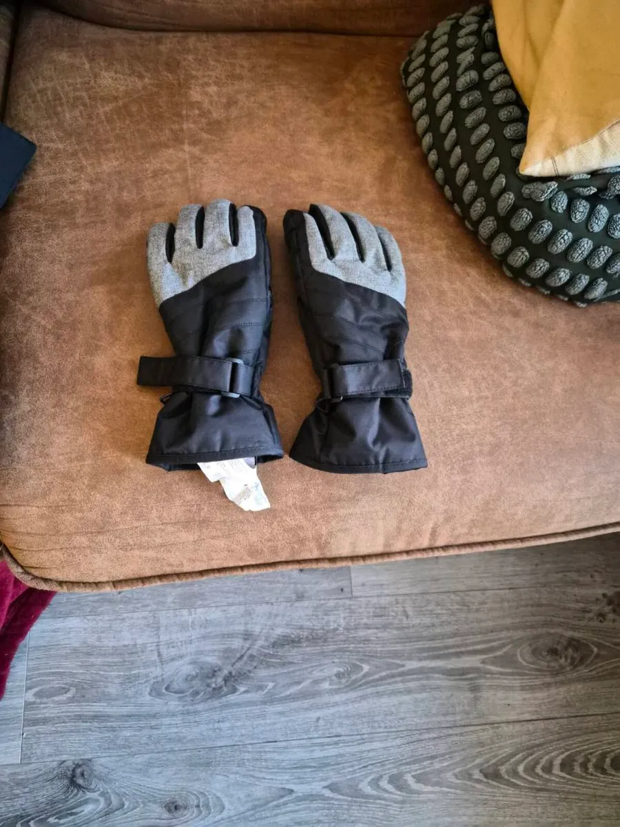 Ski Clothing - Image 3