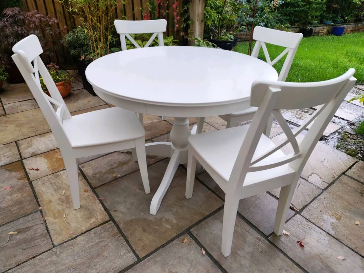 Round table - Image 1