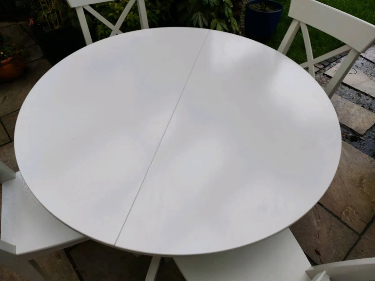 Round table - Image 2