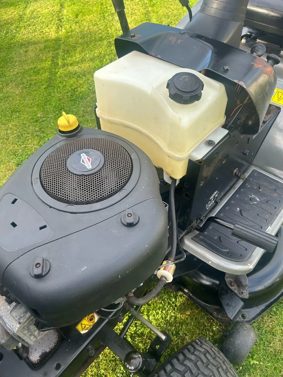 Craftsman ride on mower - Image 2