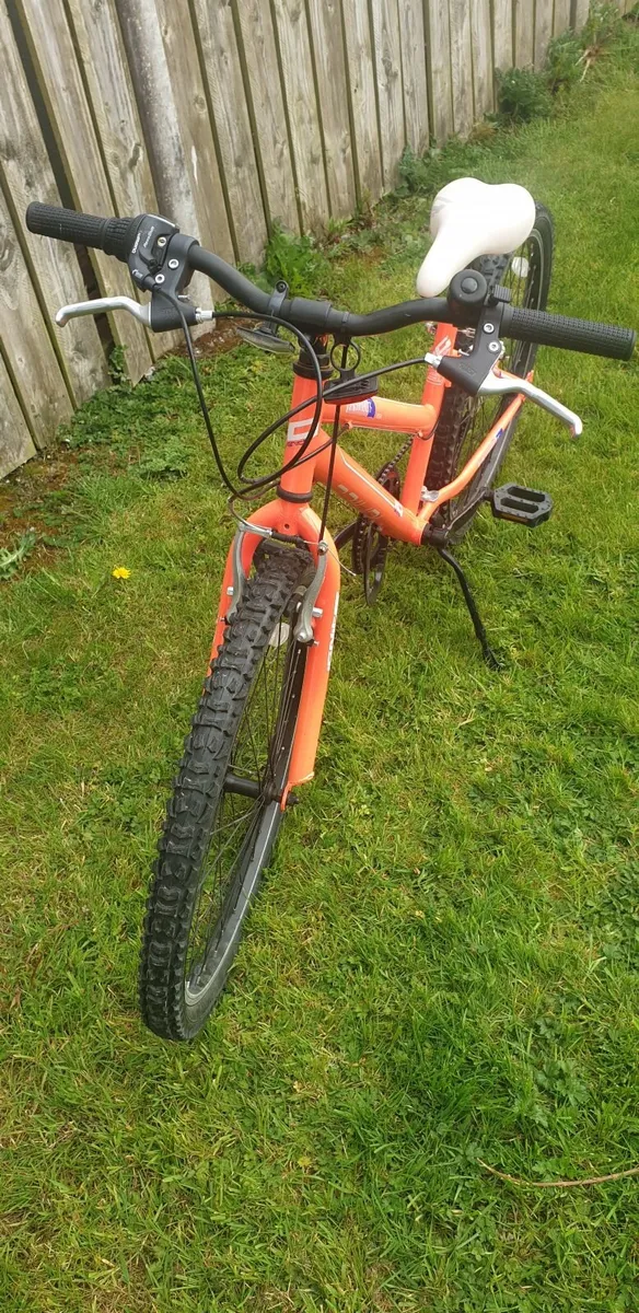 Kids pink 24 inch bike - Image 2
