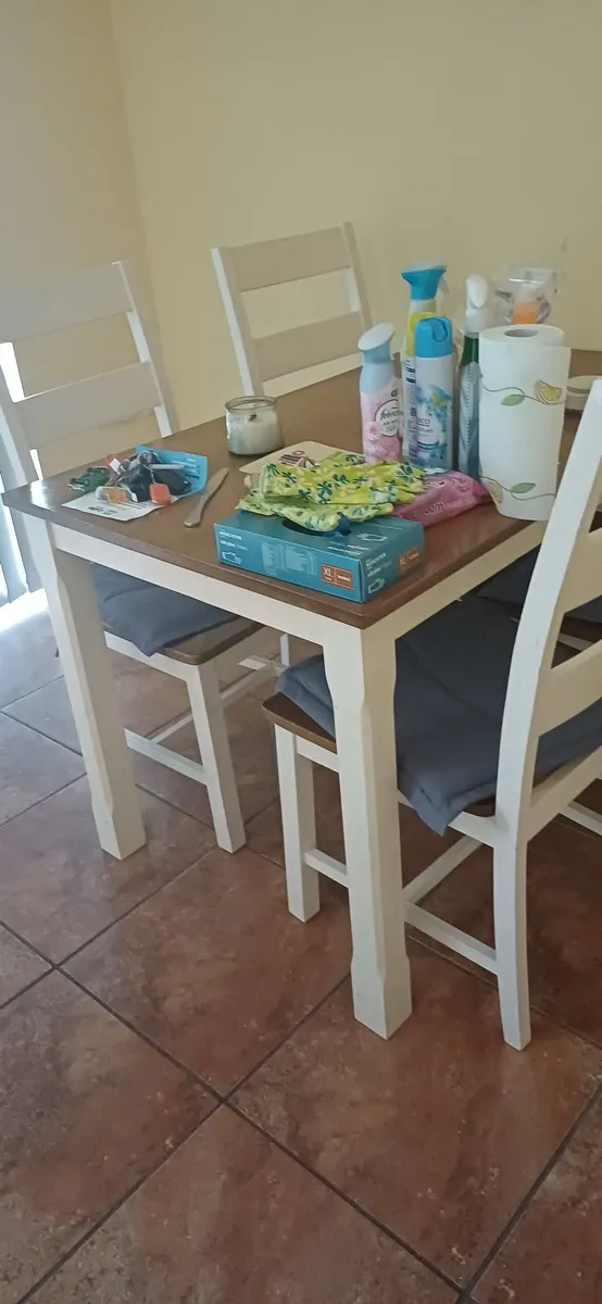 Table and 4 chairs - Image 2