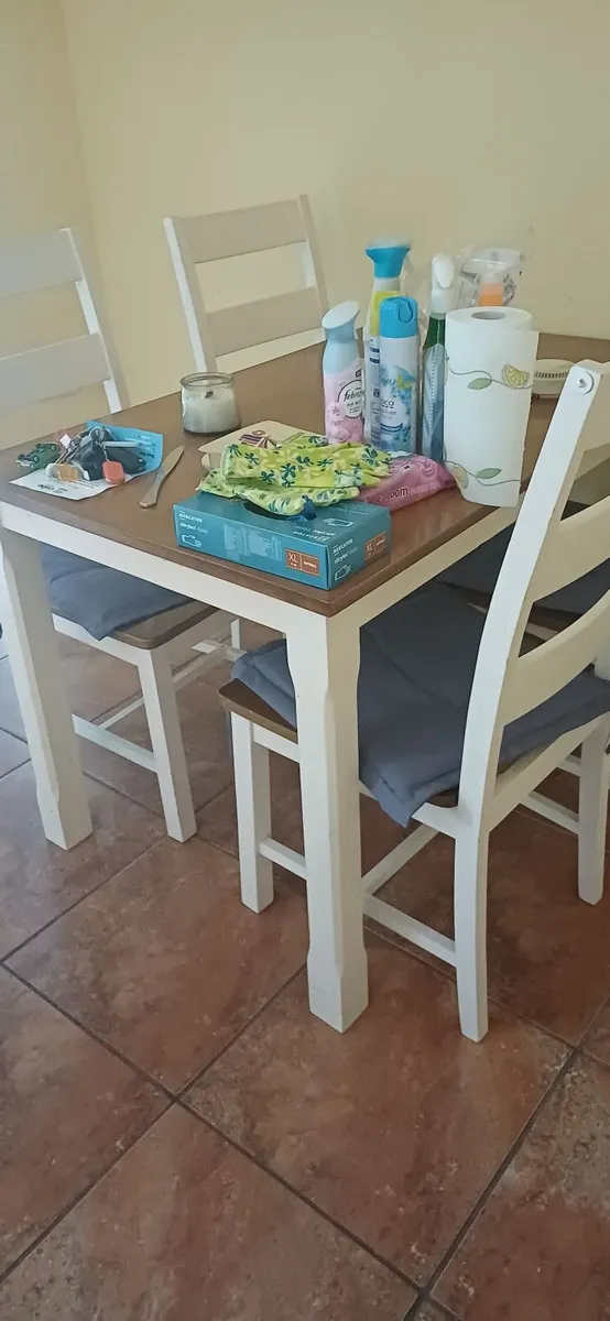 Table and 4 chairs - Image 1