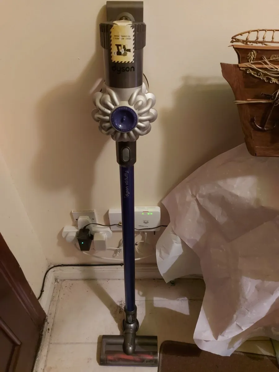 Dyson V6 Fluffy, with charger, in excellent condit - Image 1