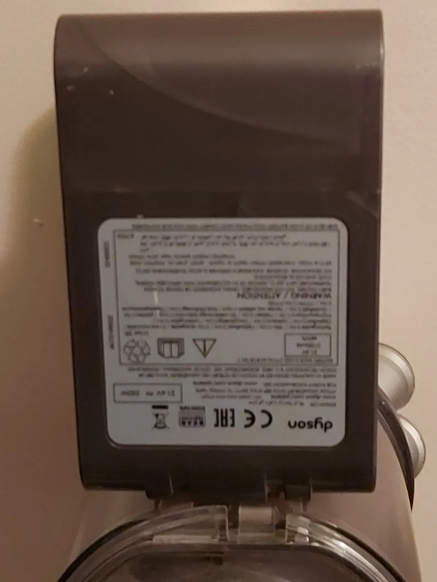 Dyson V6 Fluffy, with charger, in excellent condit - Image 3