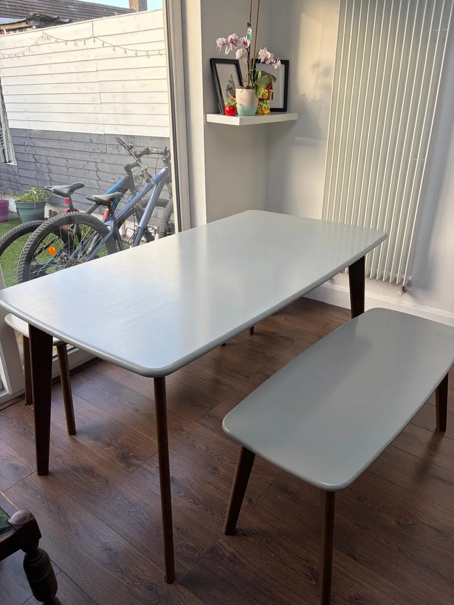 Stylish dining table and 2 bnch seats - Image 1