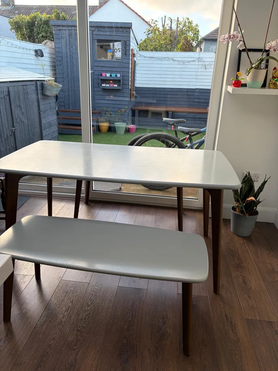 Stylish dining table and 2 bnch seats - Image 3