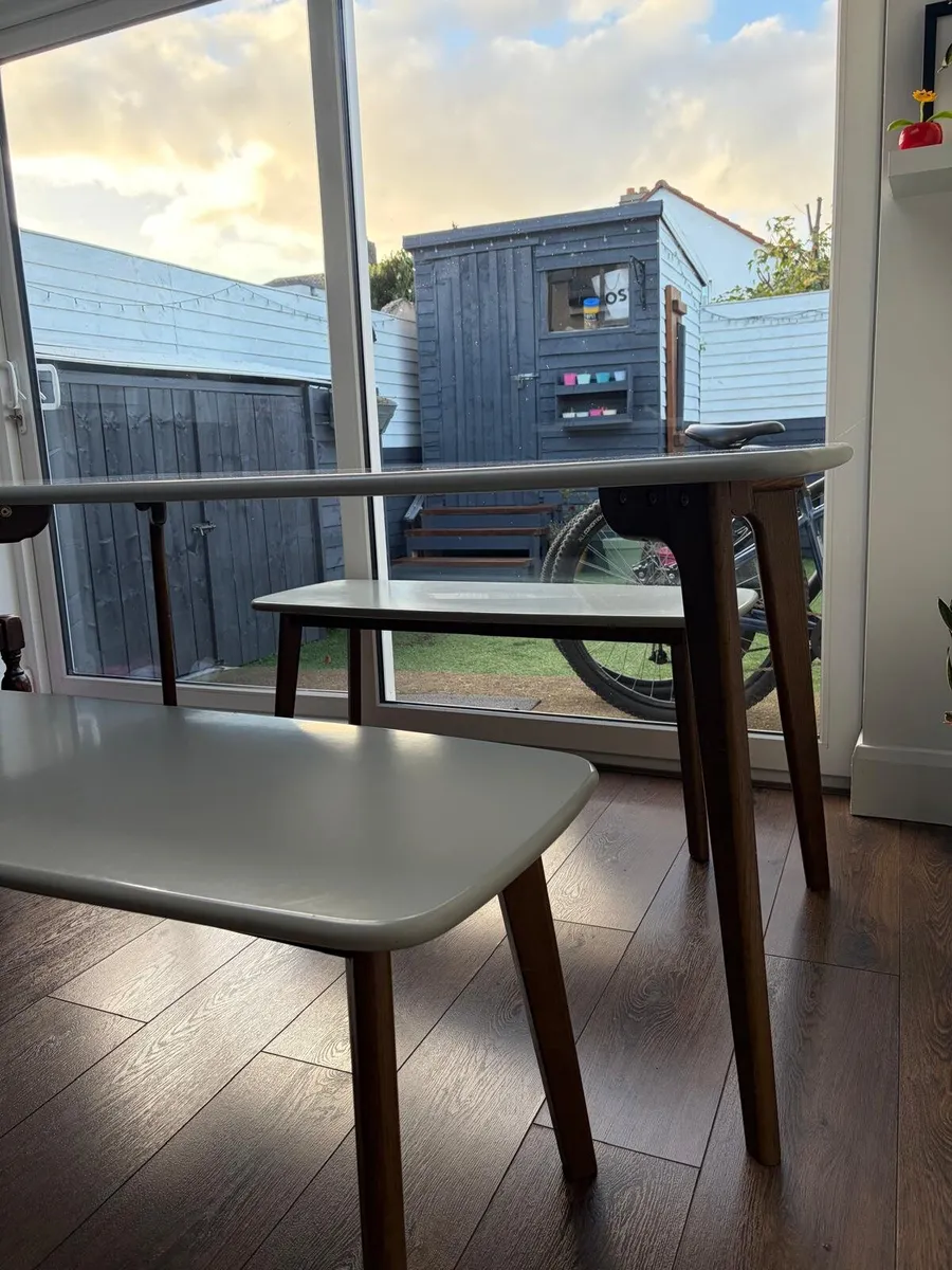 Stylish dining table and 2 bnch seats - Image 4