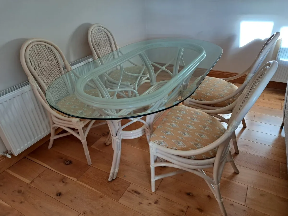 Table and chairs - Image 1