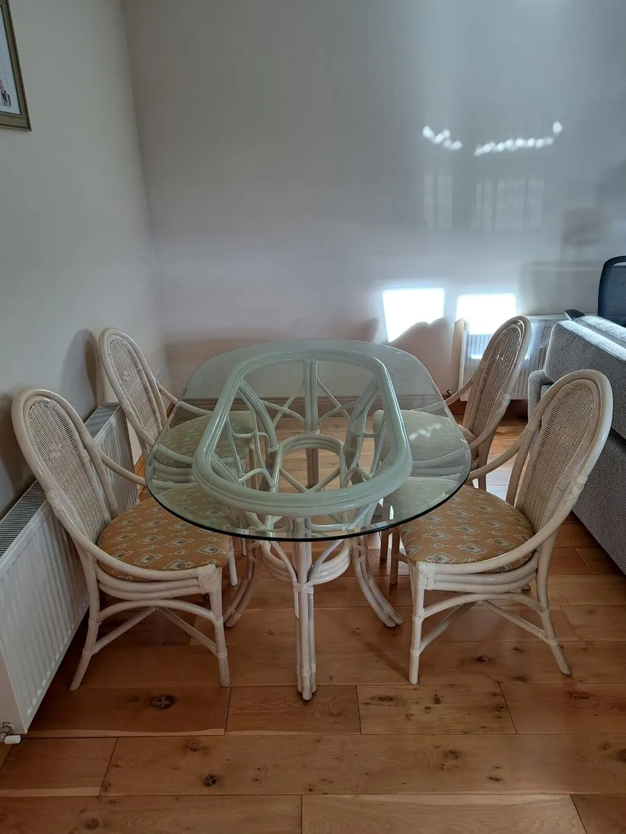 Table and chairs - Image 2
