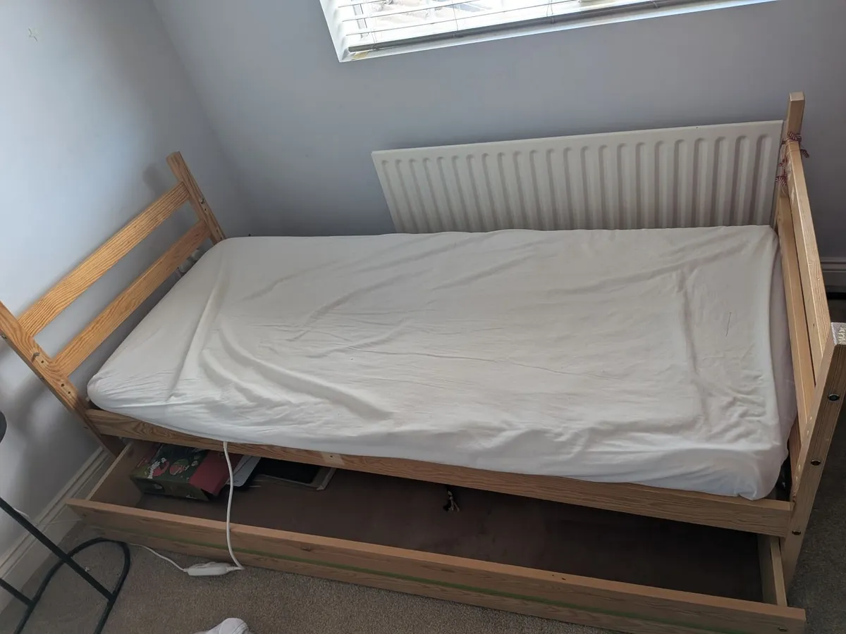 Single bed with electric blanket - Image 1