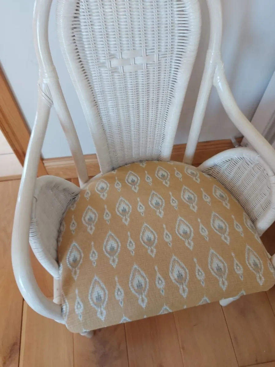 Table and chairs - Image 3