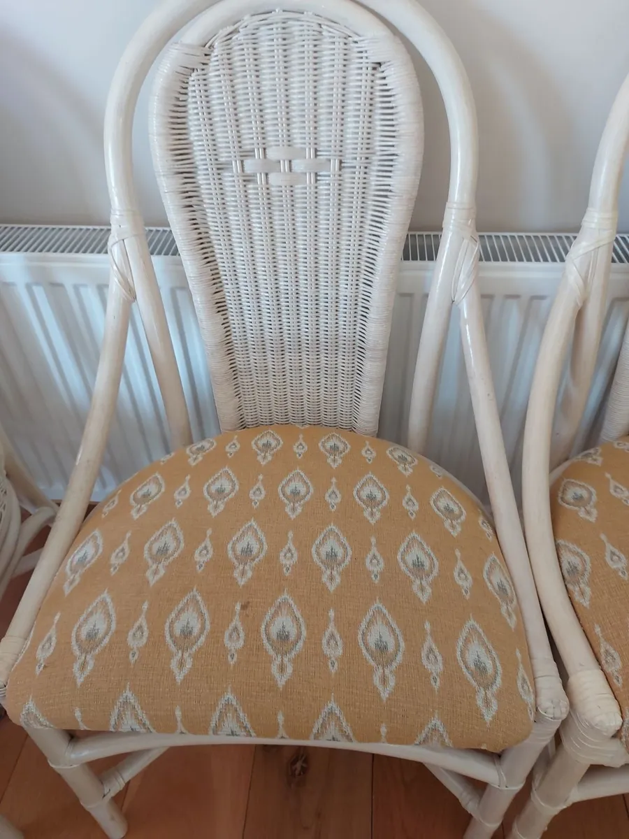 Table and chairs - Image 4
