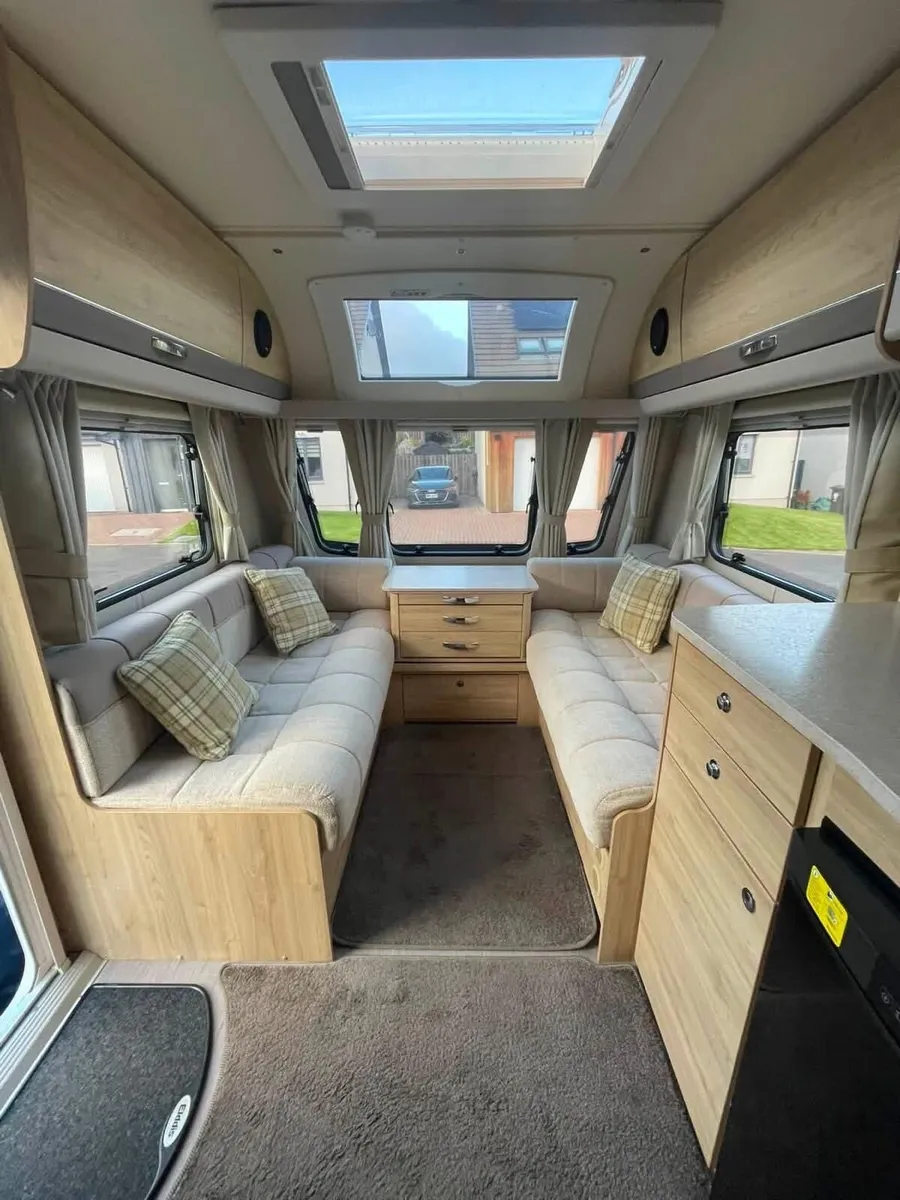 2018 Eldiss 4/5 berth island bed & remote mover - Image 4