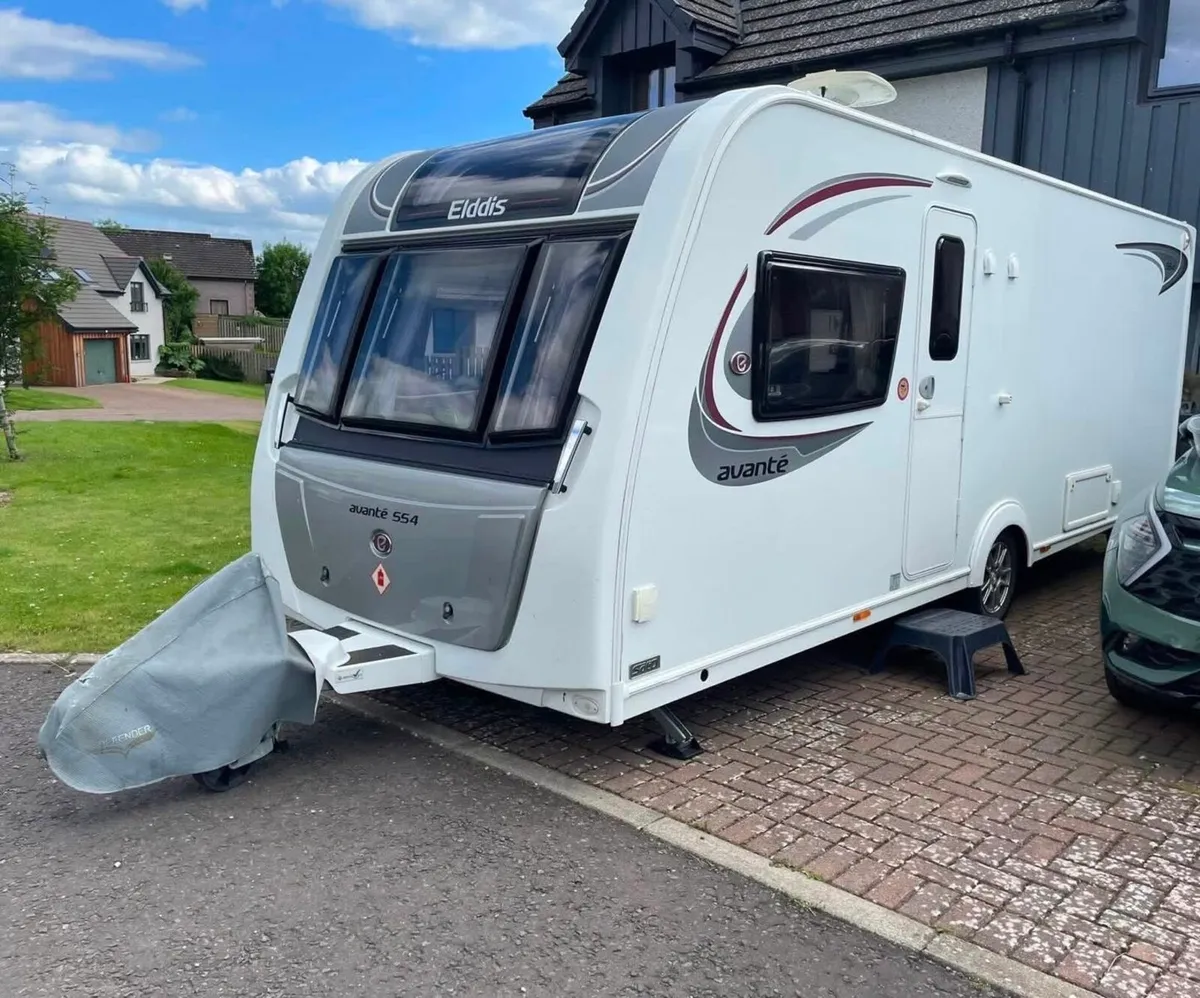 2018 Eldiss 4/5 berth island bed & remote mover - Image 1