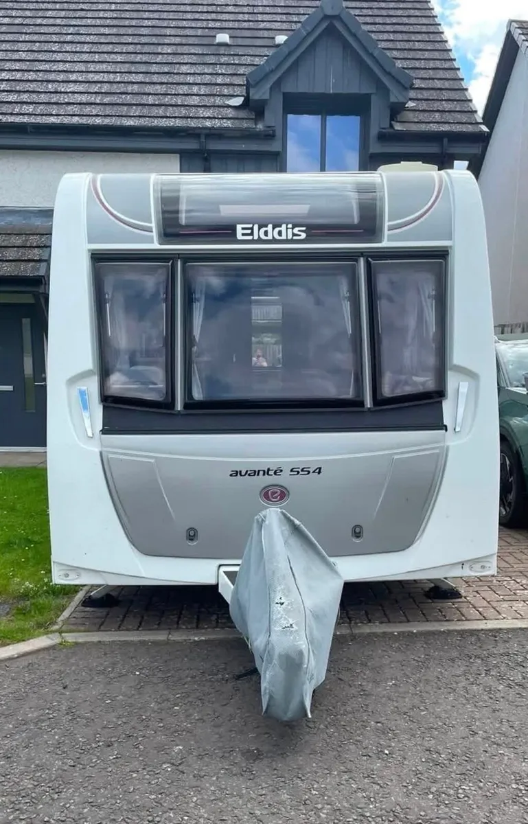 2018 Eldiss 4/5 berth island bed & remote mover - Image 2