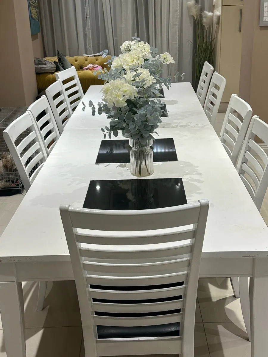 Table and chairs - Image 1