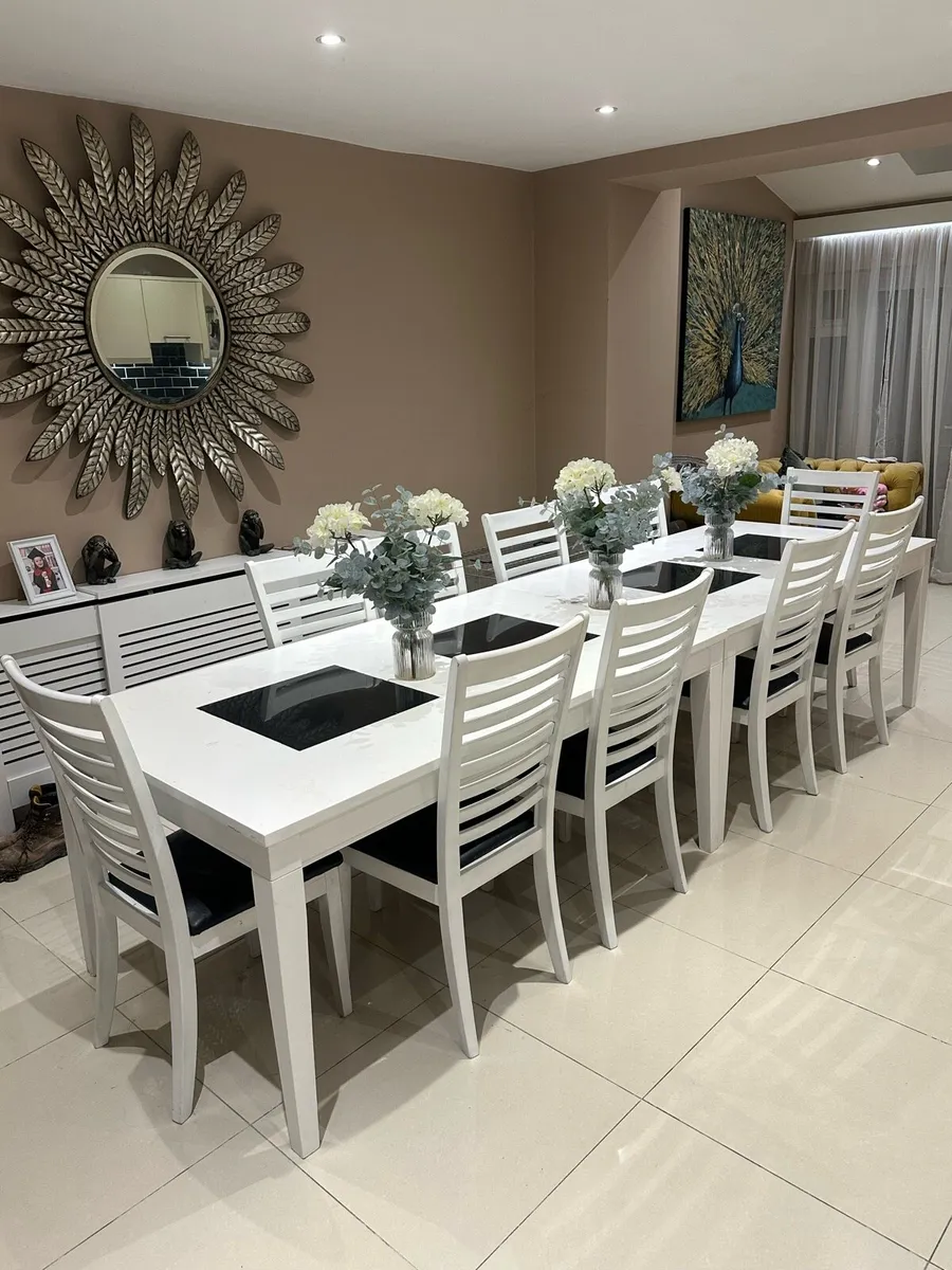 Table and chairs - Image 2