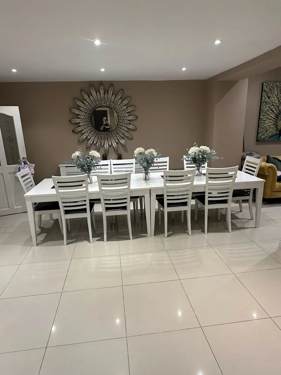 Table and chairs - Image 3