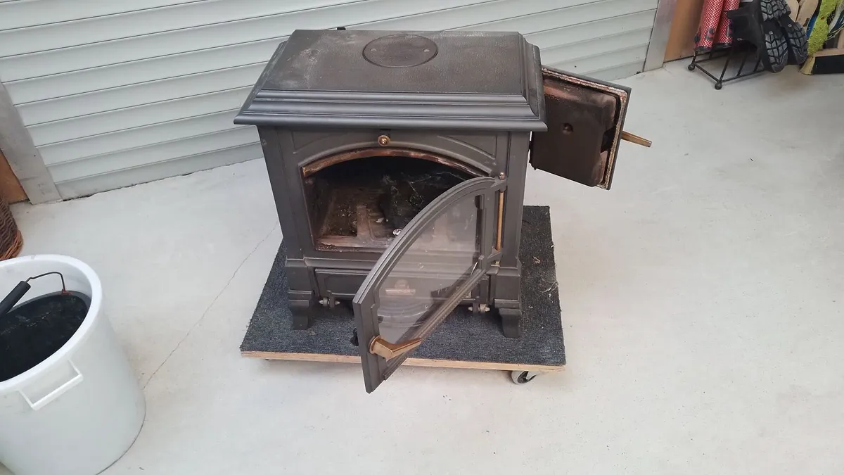 Stove with back boiler - Image 2