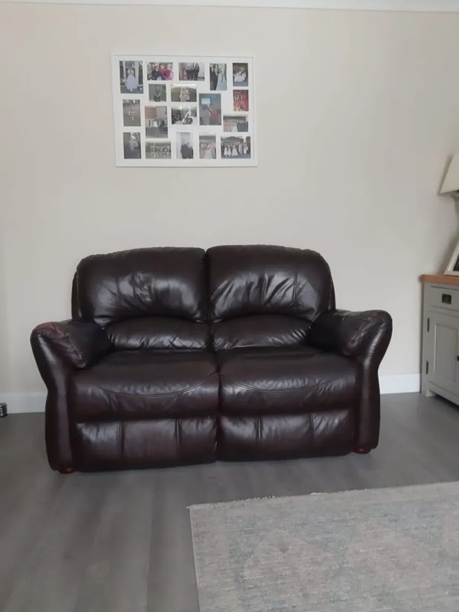 3 2 1 suite. Brown leather. - Image 1