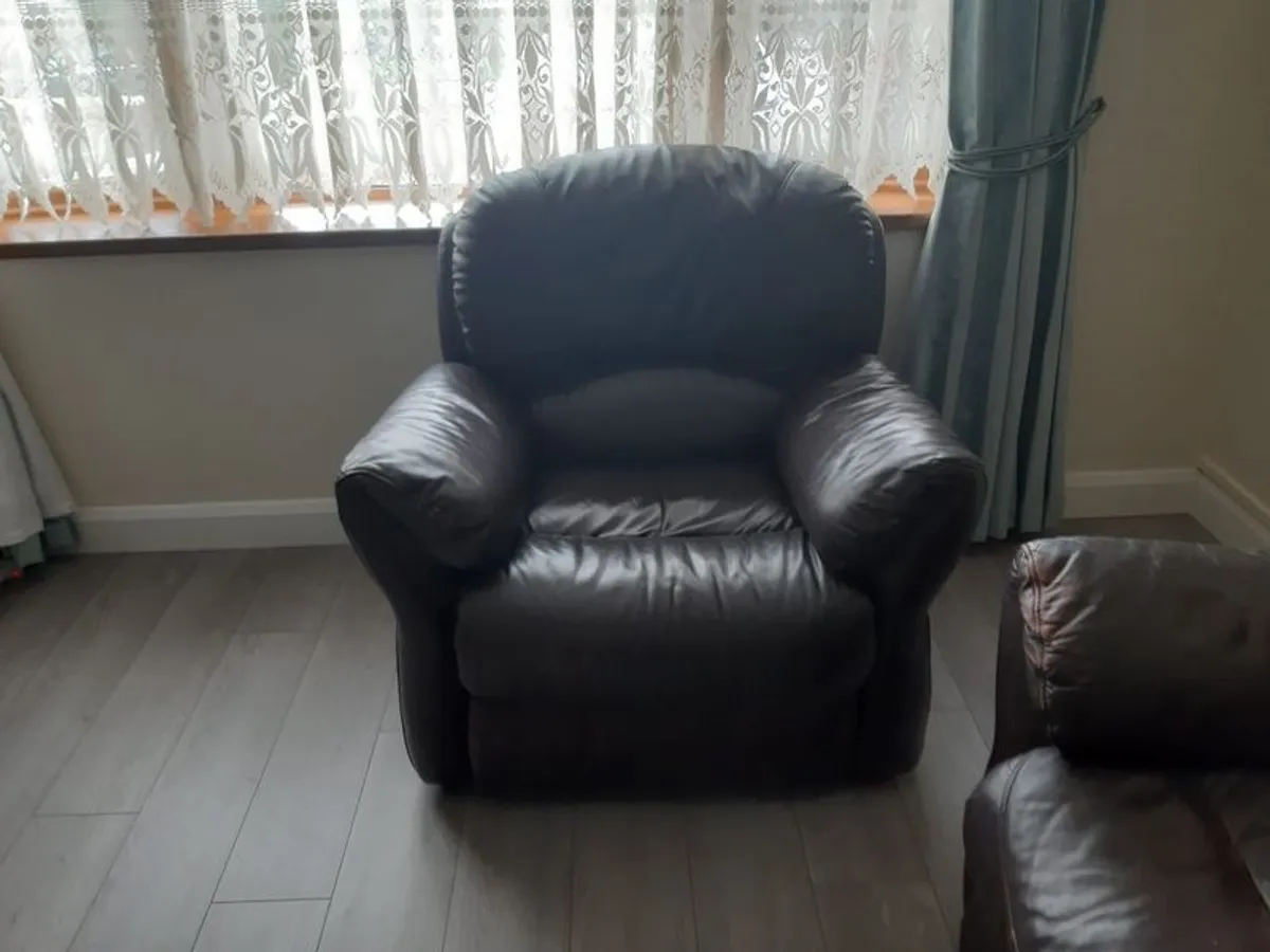3 2 1 suite. Brown leather. - Image 2