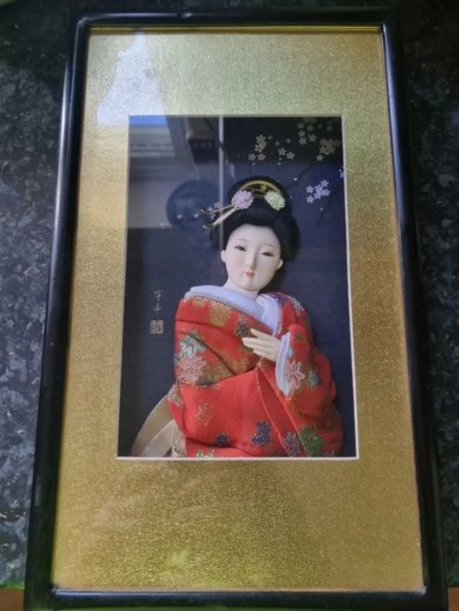 Vintage Japanese 3D relief depicting a geisha - Image 1