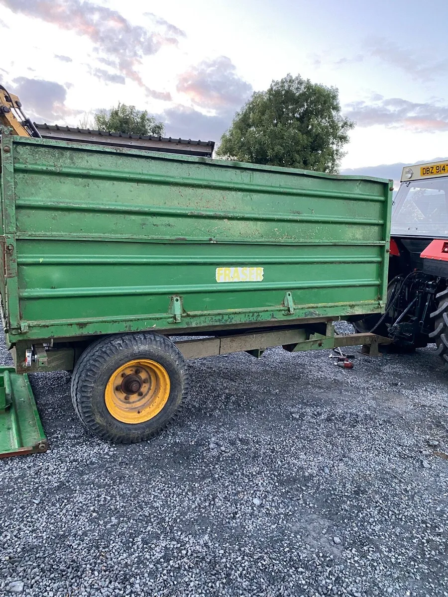 Tractor tipping trailer - Image 2