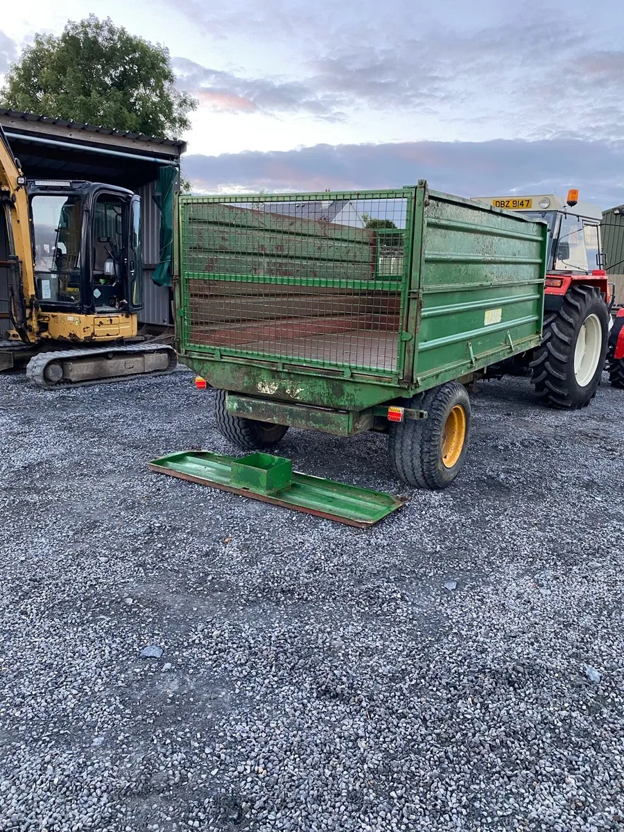 Tractor tipping trailer - Image 3