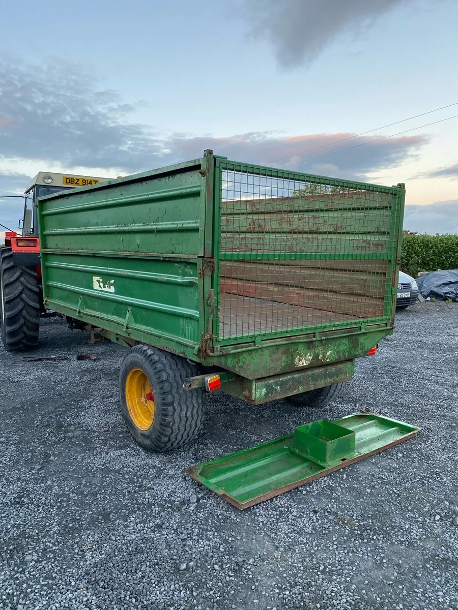 Tractor tipping trailer - Image 4